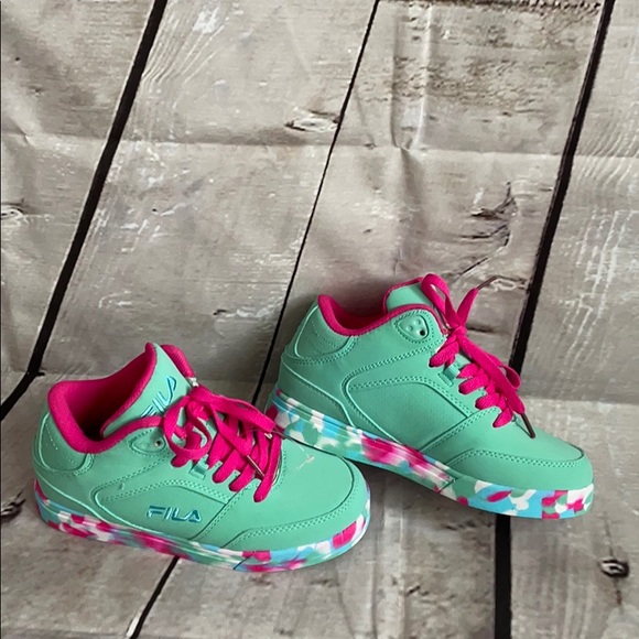 FILA girls high top sneakers in size 2.5 NWOT - Picture 13 of 16